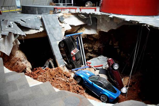 140625-corvette-museum-sinkhole-02_ed9178506a1e2c284290dac7af03b7c2.nbcnews-fp-1200-800